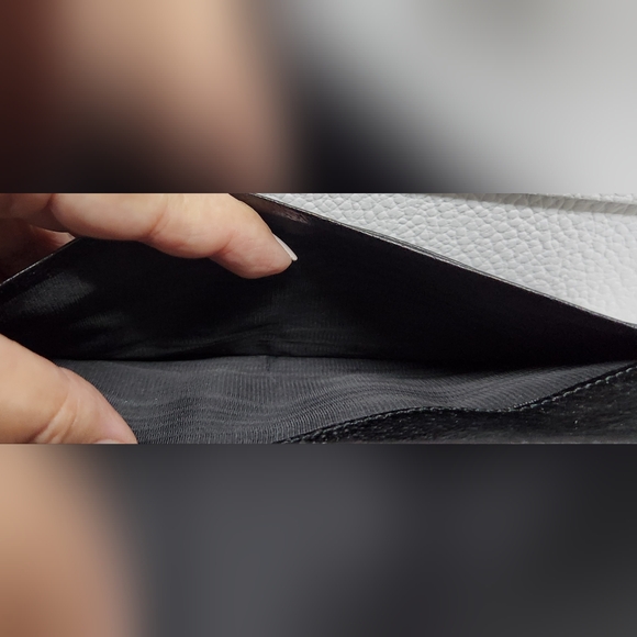 GUCCI G Hardware with Hook Black Pebble Grain Wallet - Picture 10 of 16